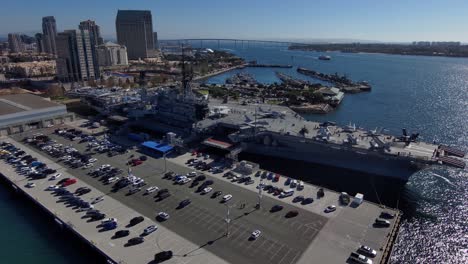 Orbiting-Antenne-Des-Flugzeugträgermuseums-Der-UdS-Midway-Navy-Im-Hafen-Von-San-Diego-Kalifornien