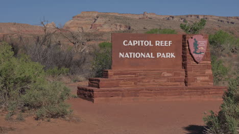 señalización del parque nacional capitol arrecife en la entrada en utah, estados unidos