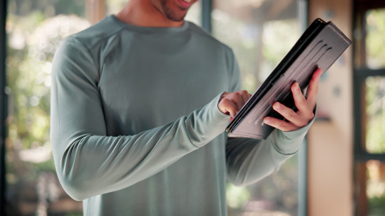 태블릿을 사용하는 남자