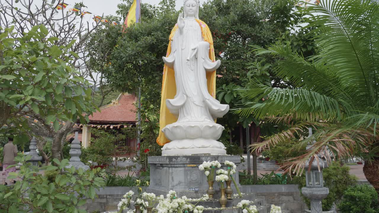 estatua blanca de la deidad quan am en la parte delantera de la pagoda van son en la isla de con dao, vietnam