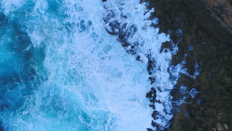 Vista-Aérea-De-Las-Olas-En-El-Faro-De-Punta-Torrencilla-En-La-Desembocadura-Del-Río-Ozama-Y-El-Mar-Caribe