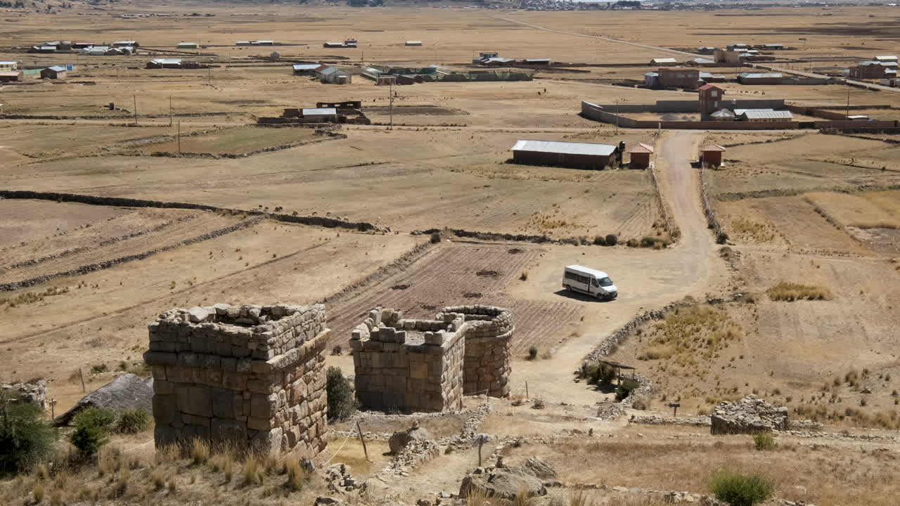 Scopri il vasto sito archeologico di Chullpas de Molloco in Perù, caratterizzato da antiche torri funerarie pre-incaiche immerse in un vasto paesaggio rurale andino.