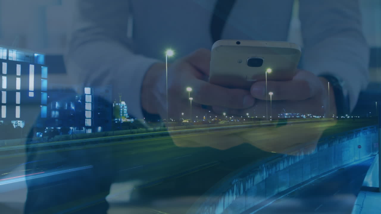 스마트 폰과 교통을 사용하는 사람