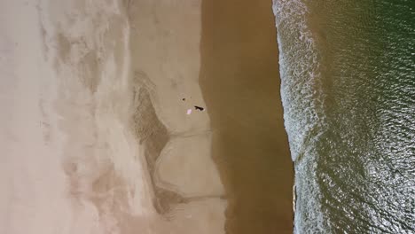 Eine-4K-Drohne-Luftaufnahme-Eines-Schönen-Strandes-Der-Küstenwüste-In-Der-Portugiesischen-Algarve