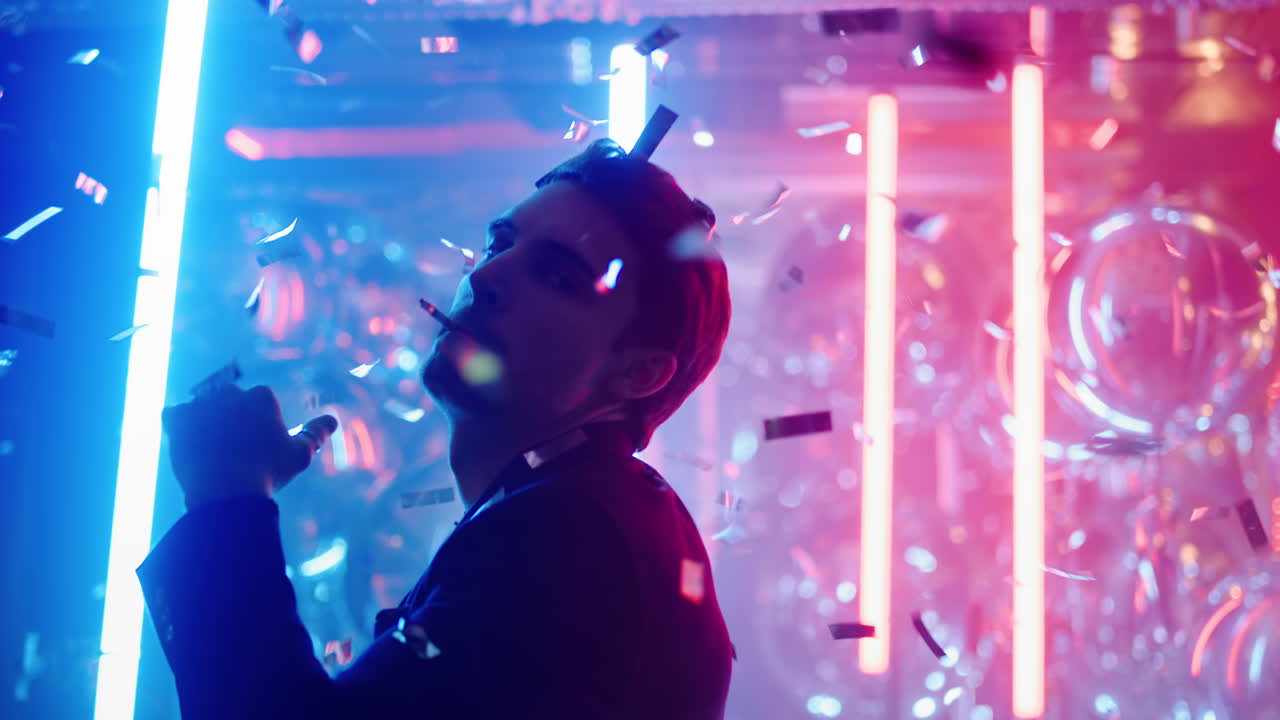 un tipo sexy relajándose en una fiesta. un hombre sensual bailando con un cigarrillo en un club nocturno.
