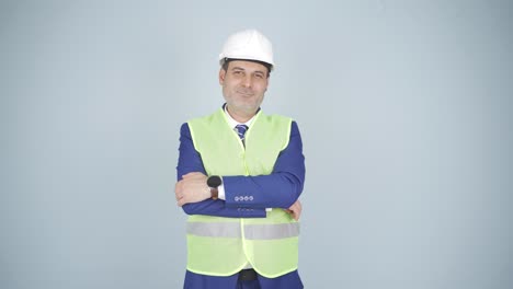 el ingeniero cruza los brazos y se ríe de la cámara.