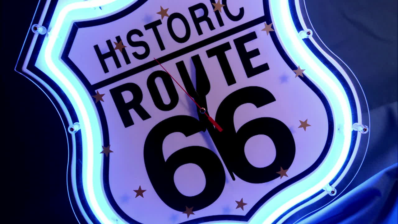 네온 역사적 경로 66""시계 문자판""에서 시계 바늘이 회전합니다.