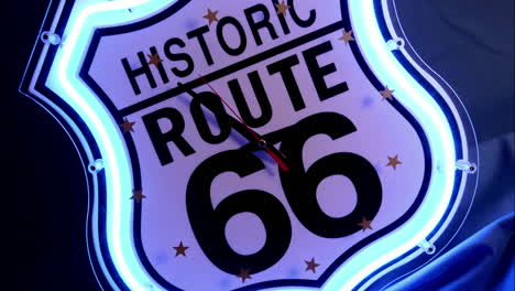 Uhrzeiger-Drehen-Sich-Auf-Einer-Neonfarbenen-Historischen-Route-66&quot;&quot;-Zifferblatt&quot;&quot;