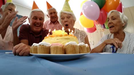 hombre y mujer mayores celebrando su cumpleaños.