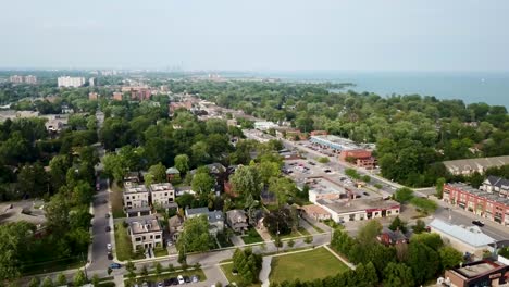 Volando-A-Lo-Largo-De-Las-Tiendas-Y-Casas-A-Orillas-Del-Lago-En-Un-Día-Soleado-De-Mississauga