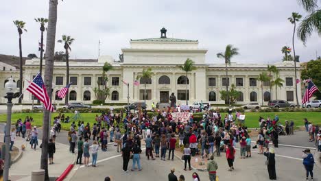 Toma-Aérea-De-Chumash-Indio-Americano-Protesta-Contra-El-Padre-Junipero-Serra-Estatua-En-Frente-Del-Ayuntamiento-De-Ventura-California