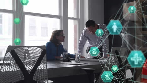 animación de iconos conectados que forman globos, diversos compañeros de trabajo analizando el plan en la oficina