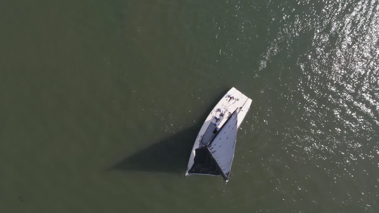 Yacht a vela nell'oceano