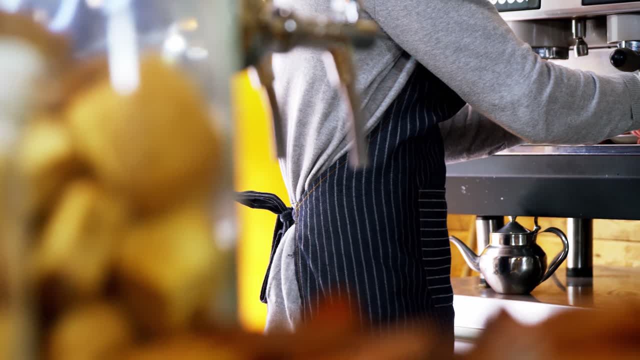 커피 한 잔 을 만드는 웨이터 의 중간 부분