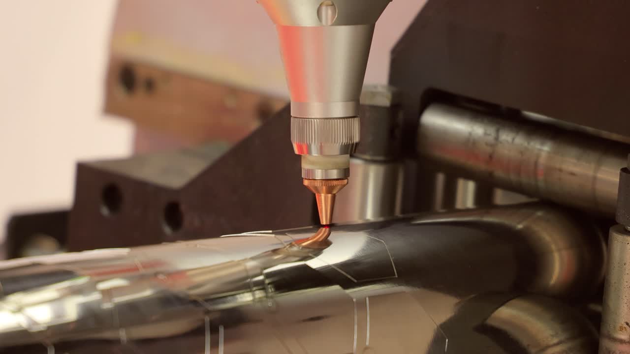 금속의 cnc 레이저 절단, 현대 산업 기술.