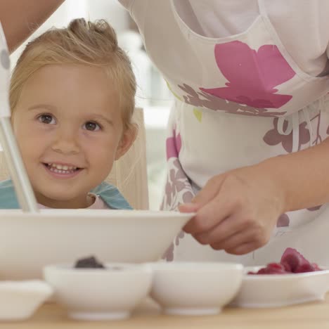 Süßes-Glückliches-Kleines-Mädchen,-Das-Beim-Backen-Hilft