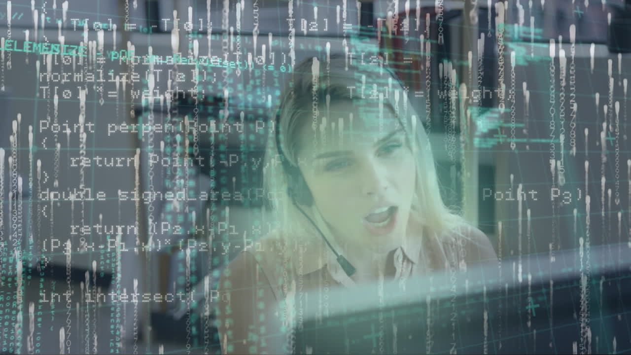 animación de capas de procesamiento de datos sobre mujer caucásica en auriculares usando computadora en la oficina