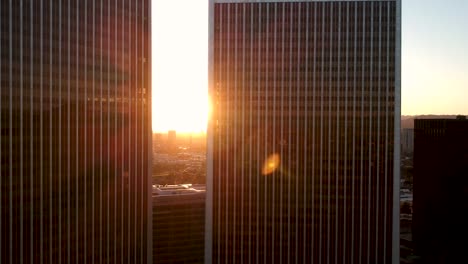 edificios altos durante la hora dorada en los ángeles: panorámica de derecha a izquierda.