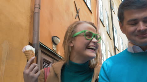 una pareja enamorada divirtiéndose con helados al aire libre.