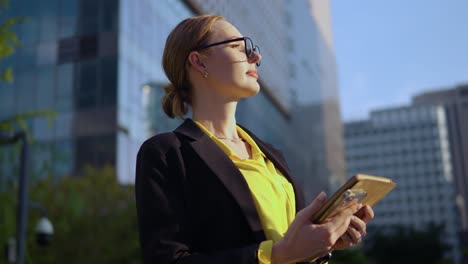 Young-business-woman-in-love-looking-at-sunset