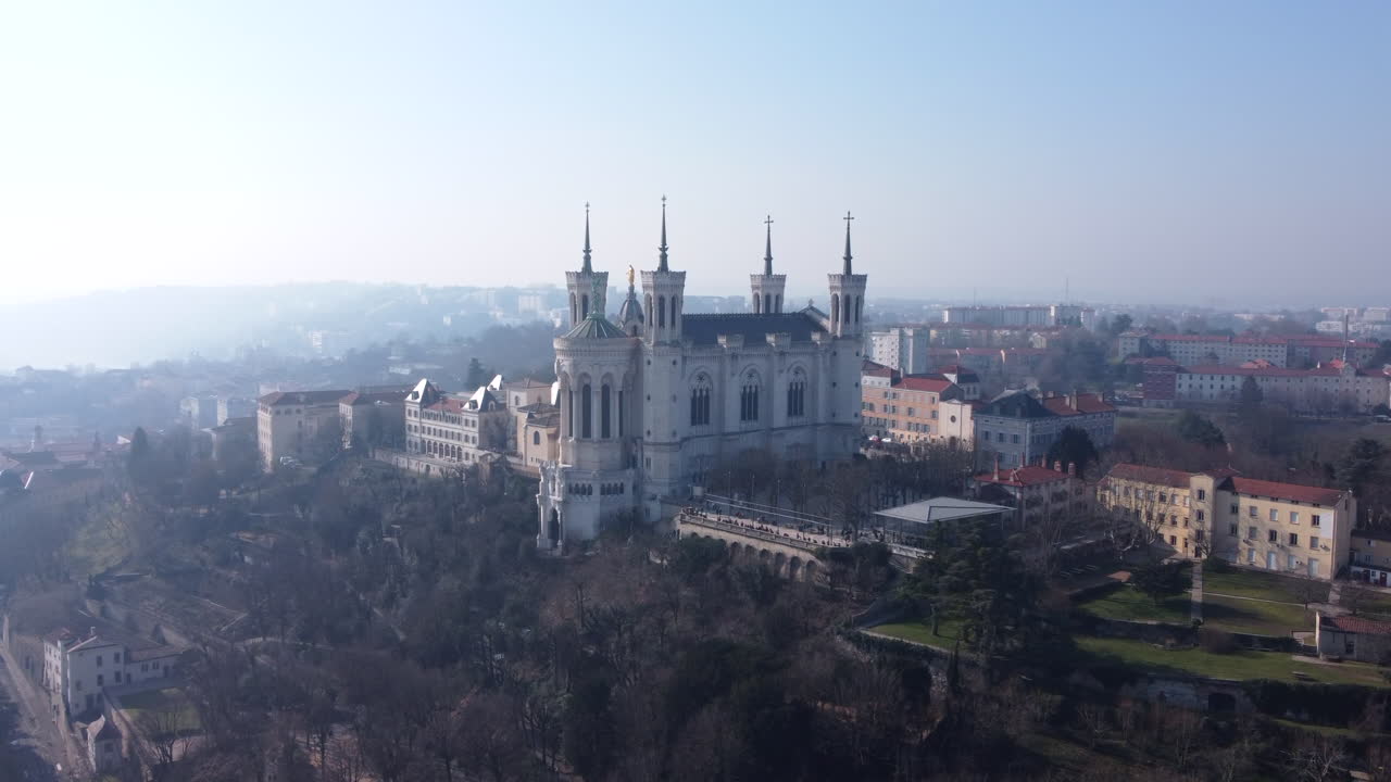 basílica de notre dame de fourviere, lyon, francia vista aérea a través del brumoso paisaje de la ciudad del amanecer