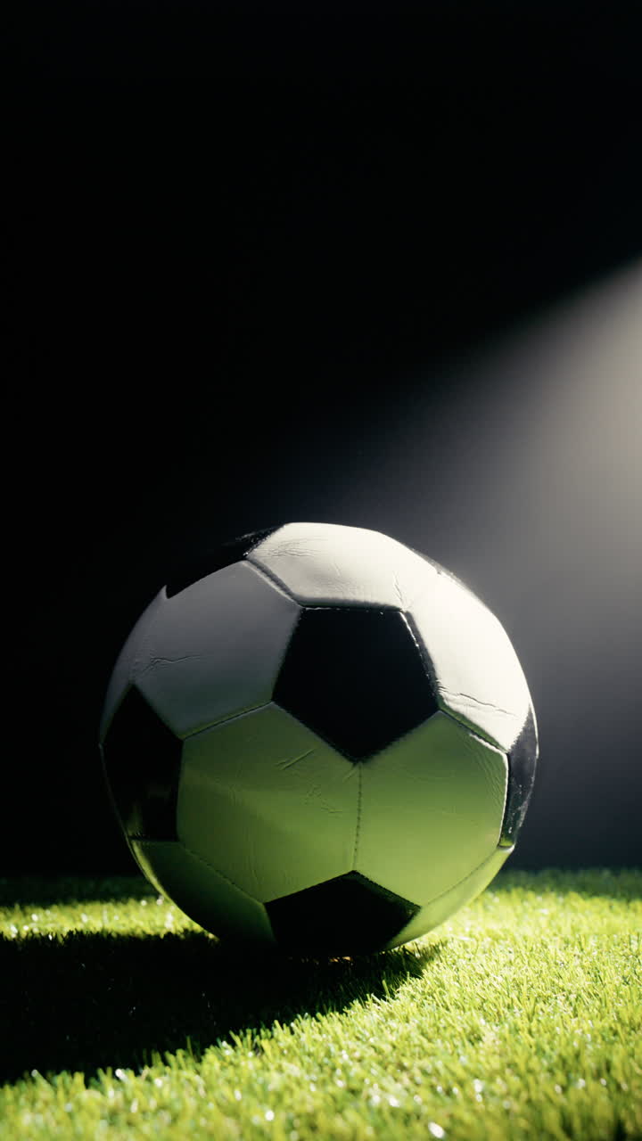 Resmi futbol maçı için top, stadyum ışıklarıyla aydınlatılıyor.