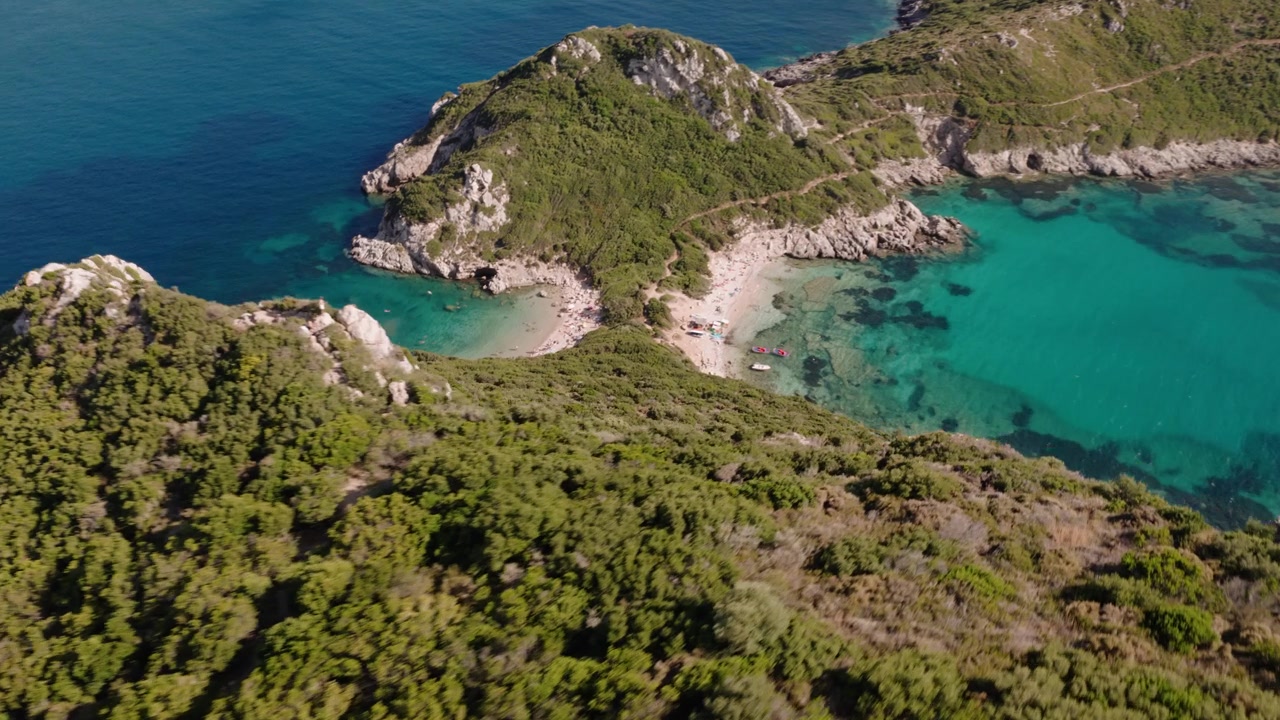 Vista drone dei sentieri di Porto Timoni sopra due baie turchesi gemelle a Corfù