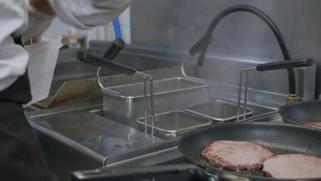 un chef profesional cocina pasta italiana y hamburguesas