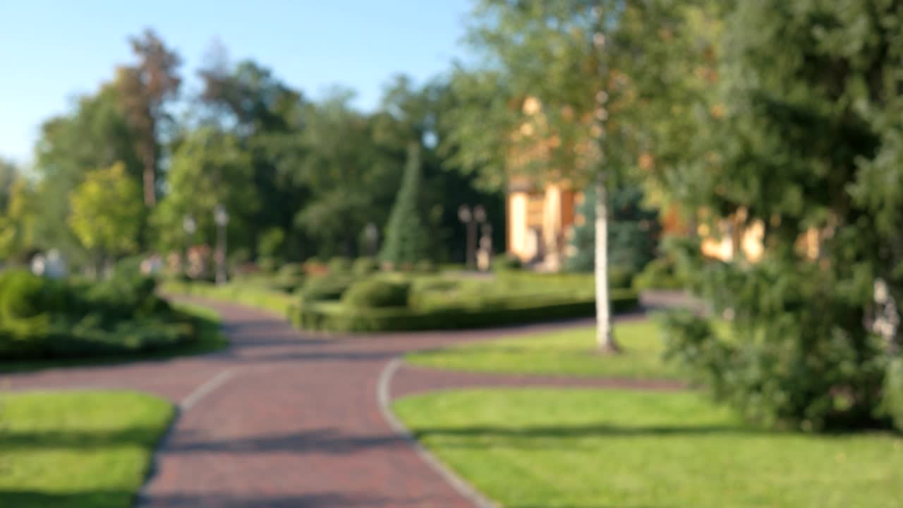 размытый парк и люди.