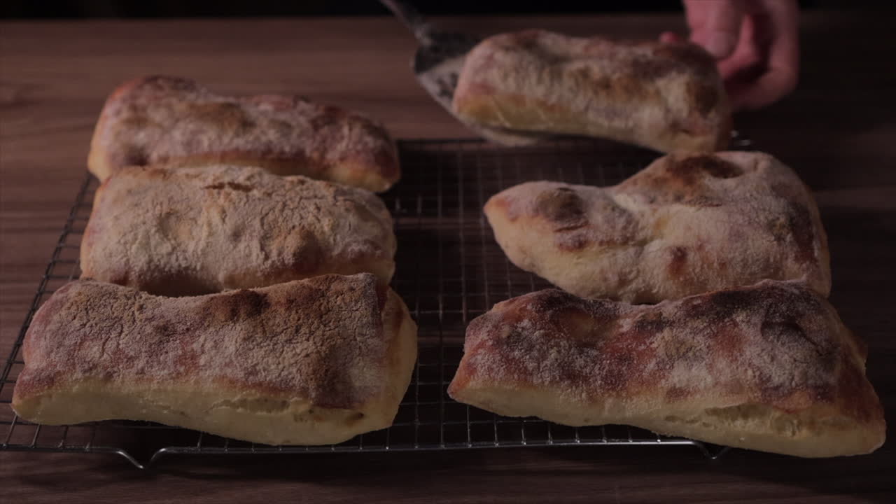 Primo piano di pane artigianale appena sfornato con crosta croccante.