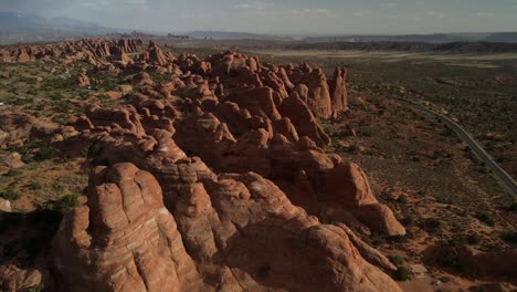 vista detallada de las diversas formas y tamaños de las formaciones de piedra arenisca en arcos