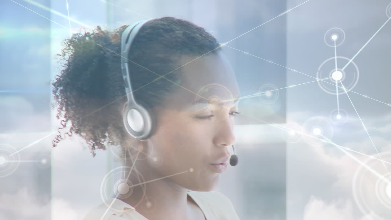 animación de redes de conexiones a través de una mujer de negocios usando auriculares telefónicos