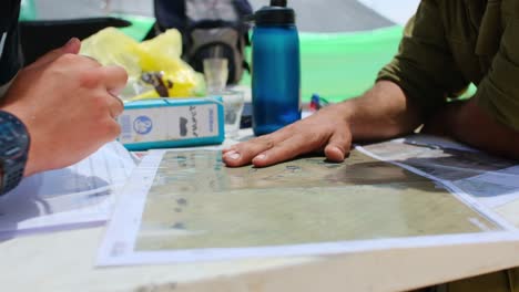 primer plano de las manos de los comandantes que planean su próxima misión