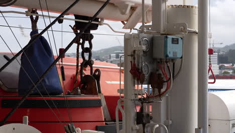 Hydraulische-Steuerungen-Für-Die-Bewegung-Von-Rettungsbooten-Auf-Einem-Kreuzfahrtschiff