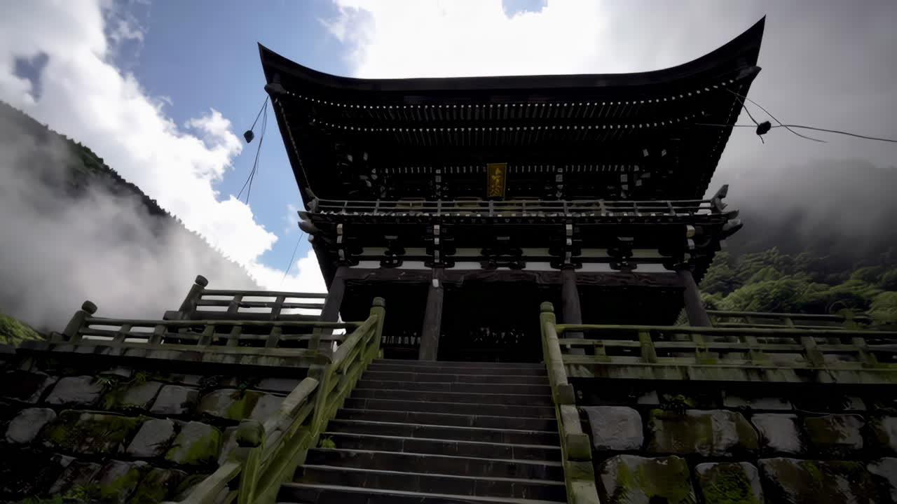 templo japonés en el paisaje montañoso