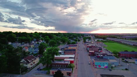 Puesta-De-Sol-Sobre-La-Calle-Principal-En-Silvis,-Illinois---Encantadora-Pequeña-Ciudad-Americana-En-El-Corazón-Del-Medio-Oeste