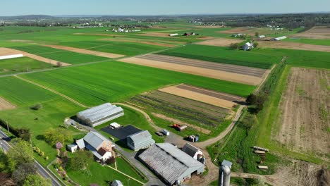 Drohnenaufnahme-Einer-Ländlichen-Gegend-In-Amerika-Mit-Bauernhof-Und-Scheune-Bei-Sonnenlicht-Im-Frühling