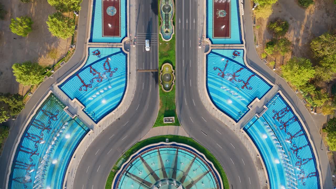 부쿠레슈티, 루마니아 의 빈 거리 인 유니리 광장 의 아르테시아 분수 의 새 눈 으로 보는 모습