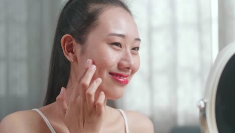 피부 관리 크림 을 적용 하는 여자