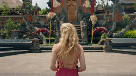 viajar mujer explorando el templo de saraswati en viajes vacaciones turismo hermosa cultura antigua de bali indonesia 4k