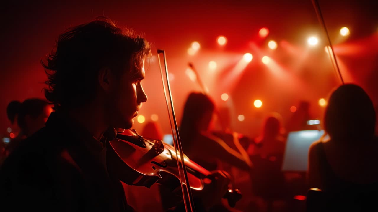 En fængslende violinist fanget i optræden midt i et blændende orkester badet i varme scenelys, der skaber en magisk musikalsk oplevelse