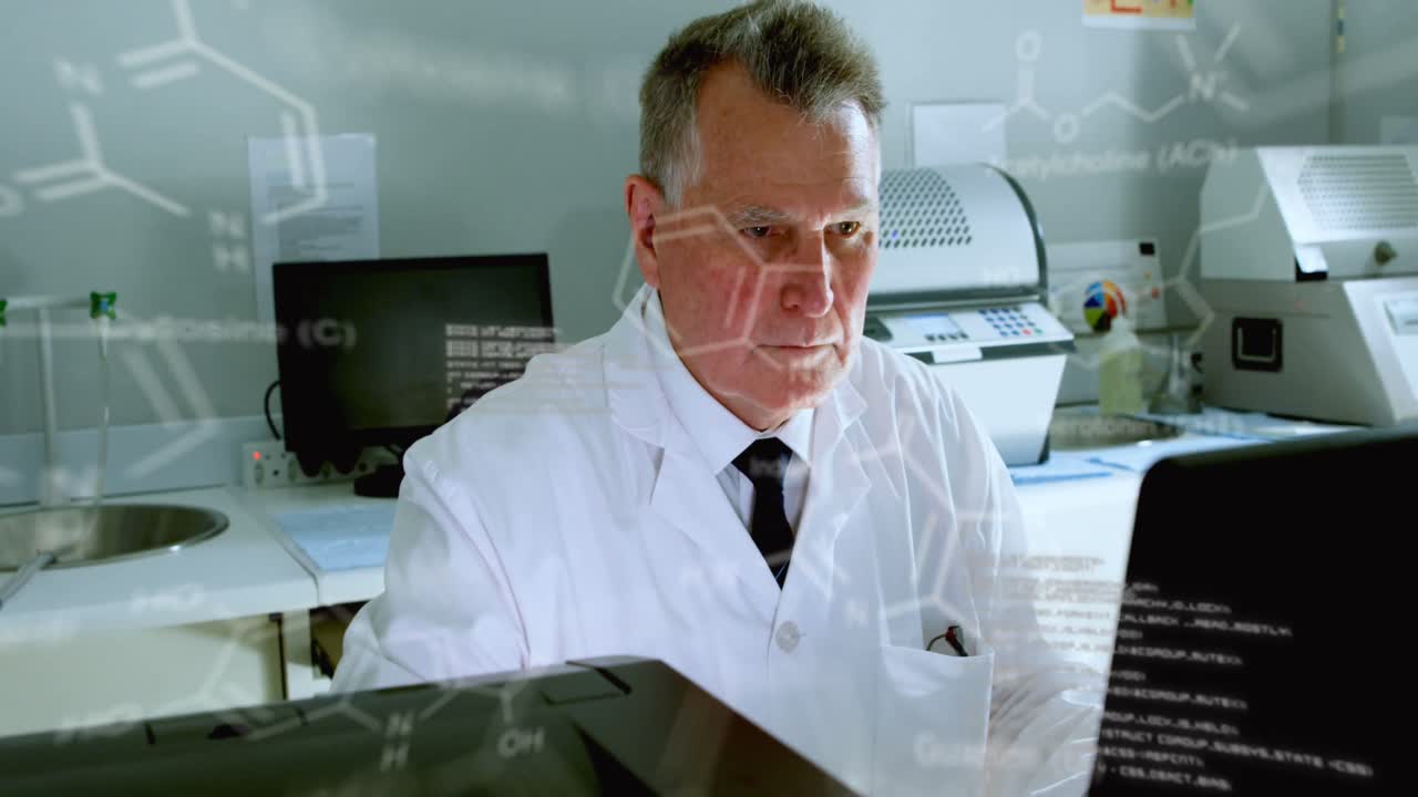 animación de fórmulas químicas y procesamiento de datos sobre un trabajador de laboratorio caucásico con computadora