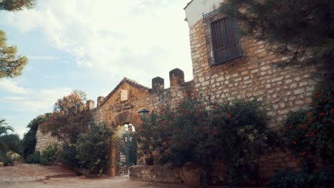 Vista-De-La-Entrada-De-Una-Antigua-Villa-Española