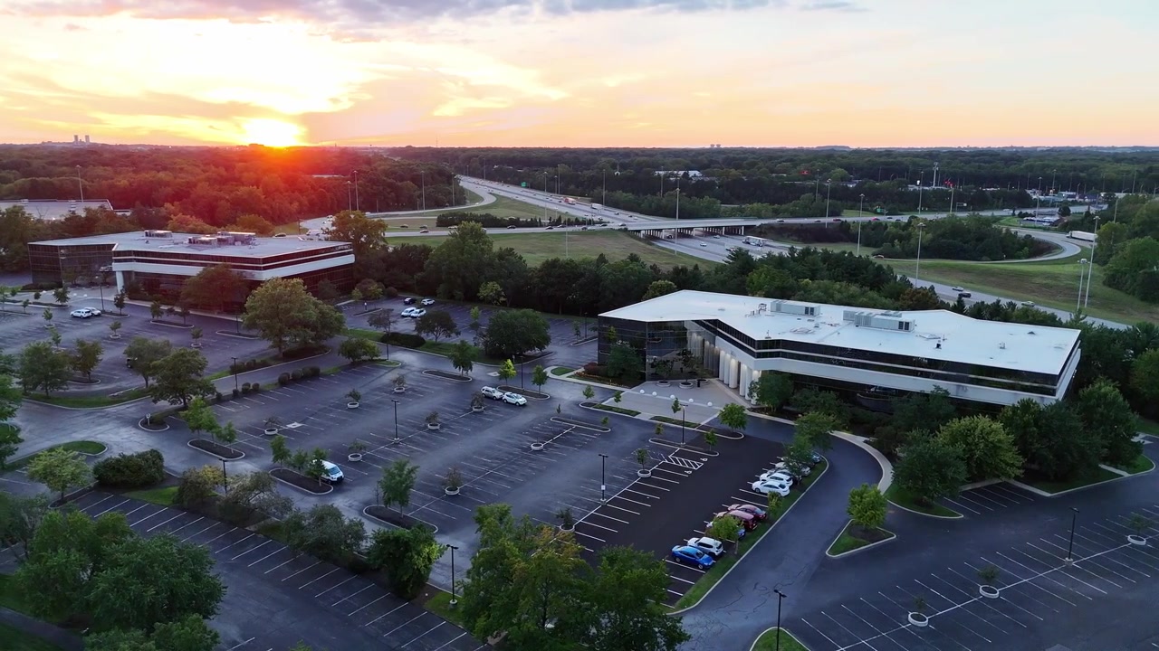 Droneoptagelse af kontorbygninger i et kommercielt kompleks i Columbus, Ohio ved solnedgang.