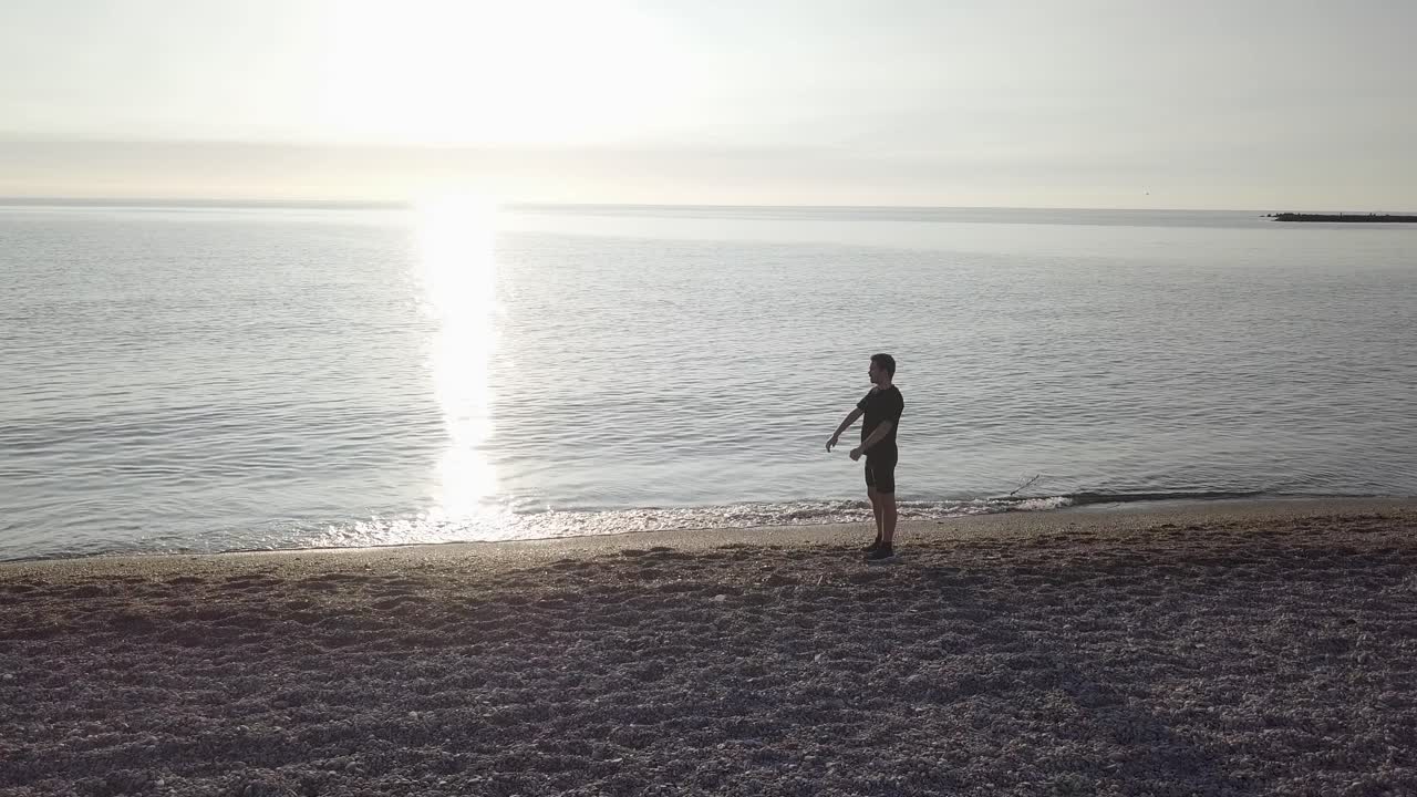 해변에서 어있는 남자