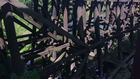 Imágenes-De-Mano-De-Viejos-Soportes-De-Madera-Para-Un-Puente-Ferroviario-Sobre-Un-Río-En-Oregon