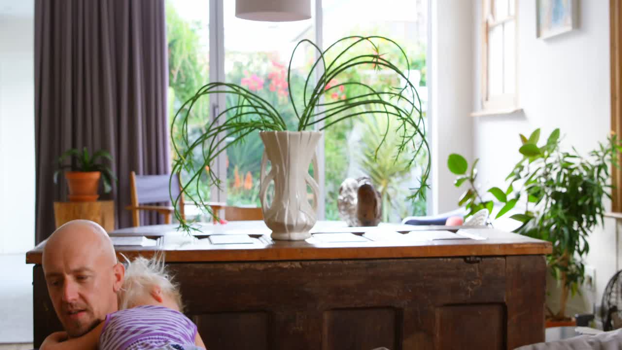 아버지 와 자녀 들 은 집 의 거실 에서 디지털 태블릿 을 사용 하고 있다 4k