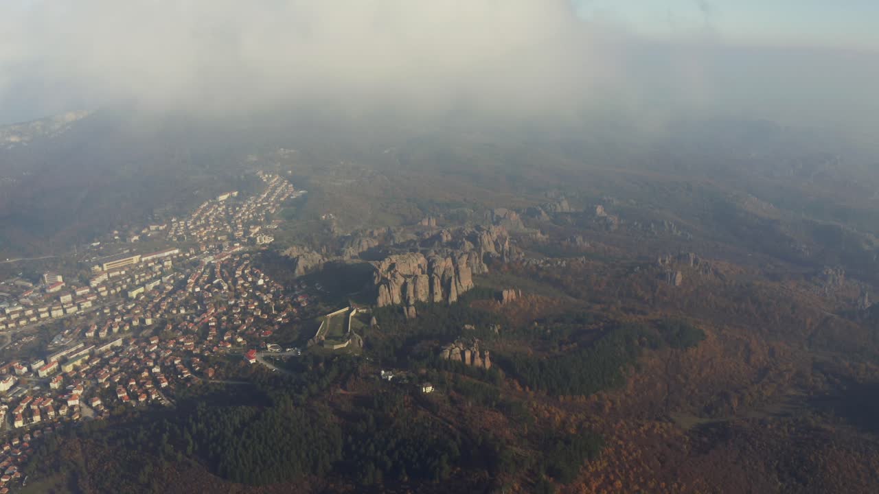 bombardeo de drones a la izquierda que muestra la ciudad de belogradchik y las formaciones rocosas naturales de la fortaleza de belogradcik, en la provincia de vidin en bulgaria