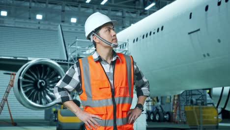 ingeniero de mantenimiento de aeronaves en un hangar