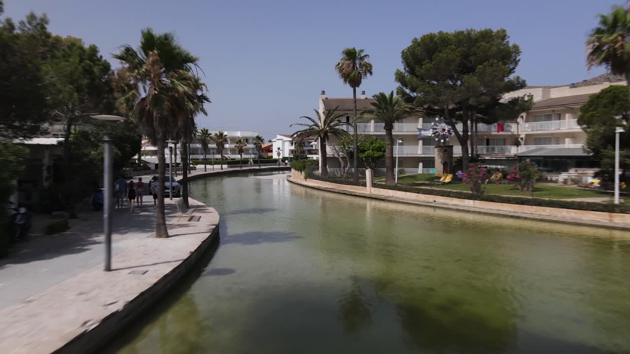 Veduta aerea con drone di un incredibile complesso residenziale e parco nella città di Maiorca, Spagna